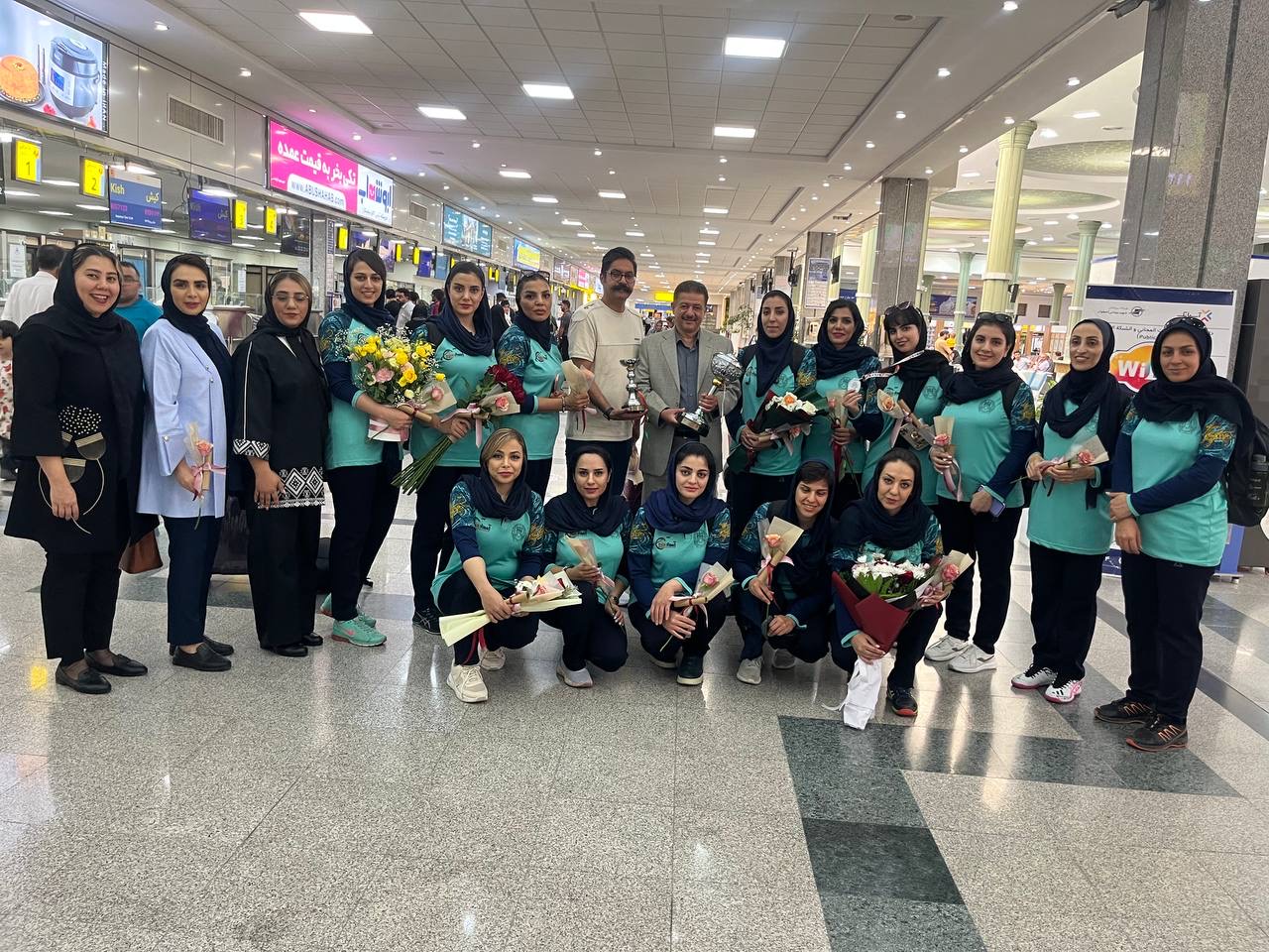 گزارش تصویری/ مراسم استقبال از اعضای تیم والیبال بانوان کانون وکلای اصفهان توسط نایب رئیس و اعضای کمیسیون های بانوان و روابط عمومی برگزار شد